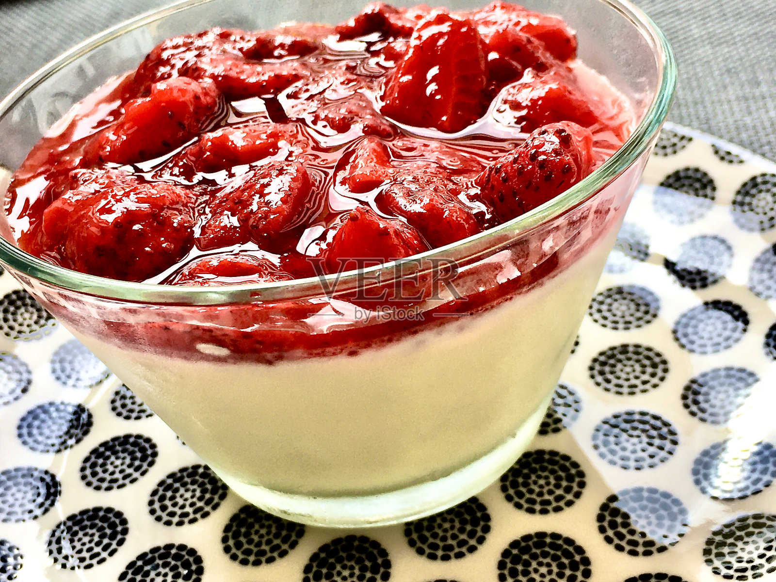草莓布丁照片摄影图片