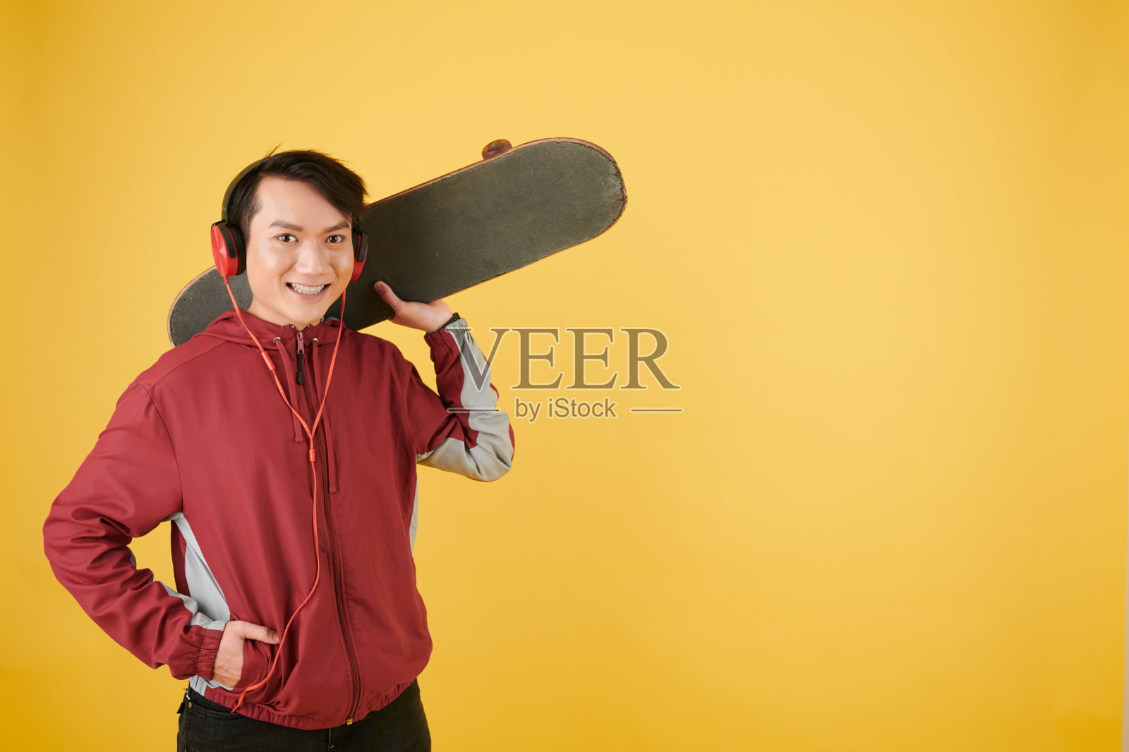 带着滑板的快乐男人照片摄影图片