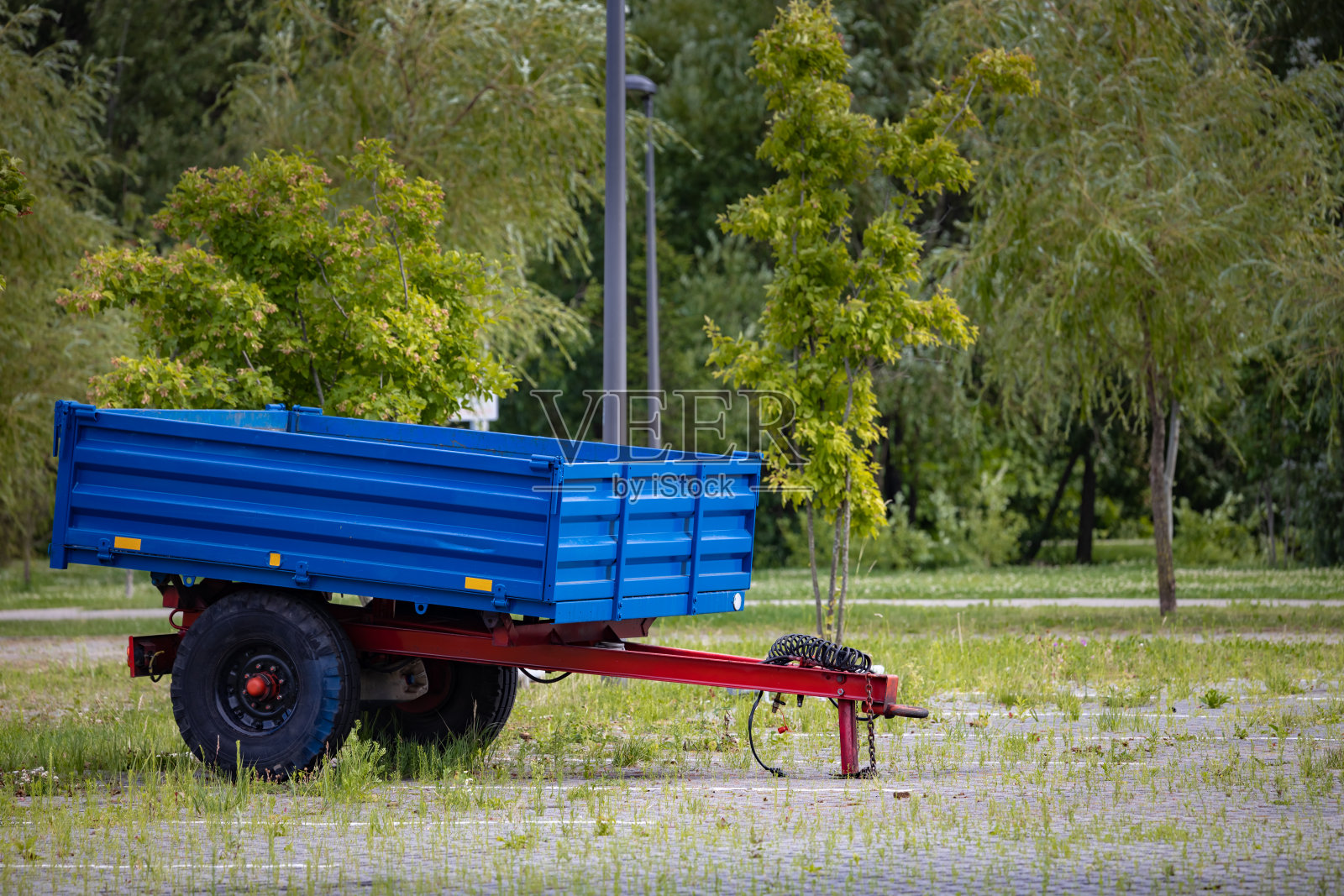 两轮汽车金属拖车停在停车场照片摄影图片