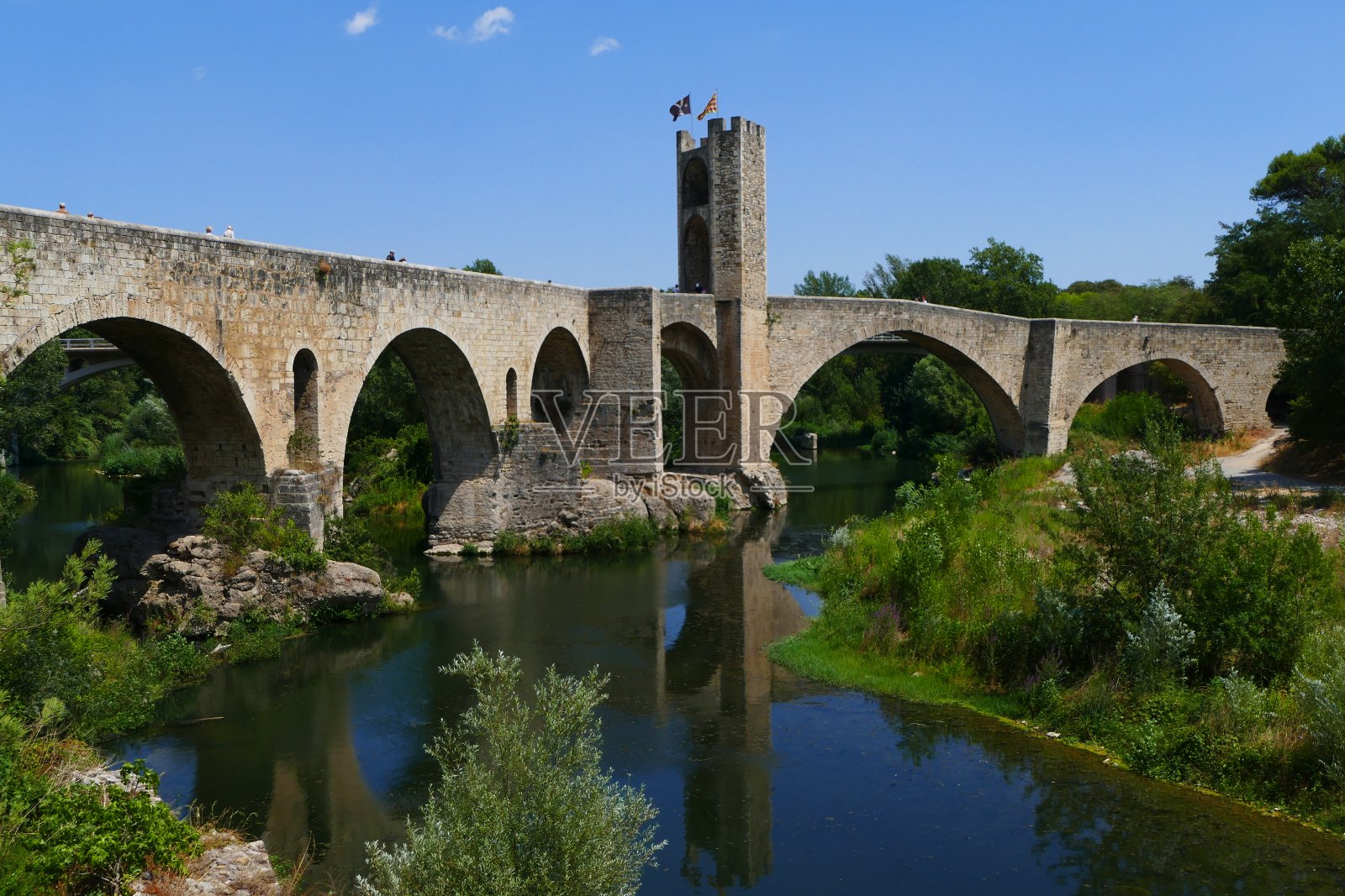 贝萨鲁，中世纪坚固的桥梁照片摄影图片