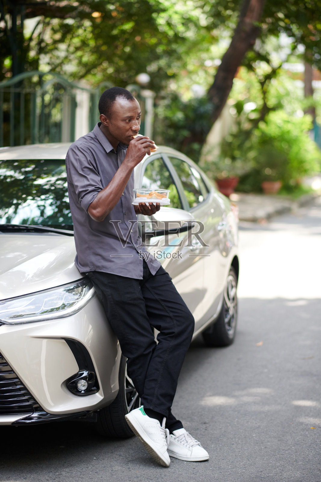 出租车司机吃三明治照片摄影图片