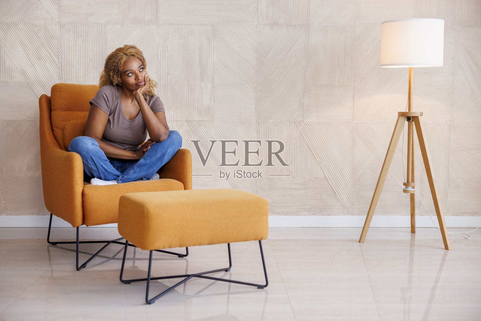 在家享受闲暇时光的女性照片摄影图片