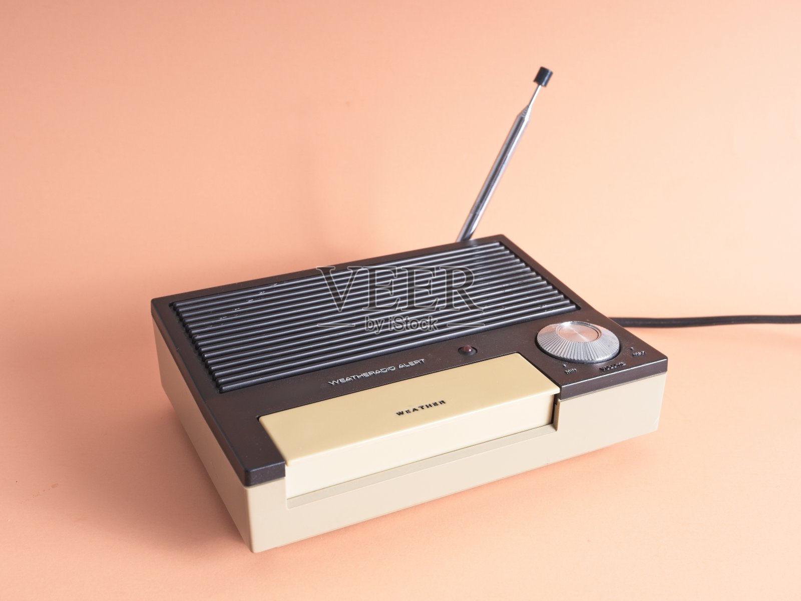 一种老式的天气收音机，用于接收NOAA国家气象局的天气预报和警告广播照片摄影图片