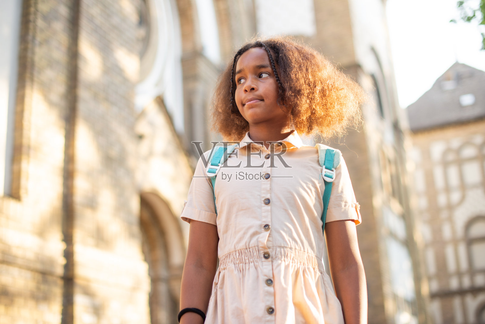 一个背着背包的快乐女孩的肖像照片摄影图片