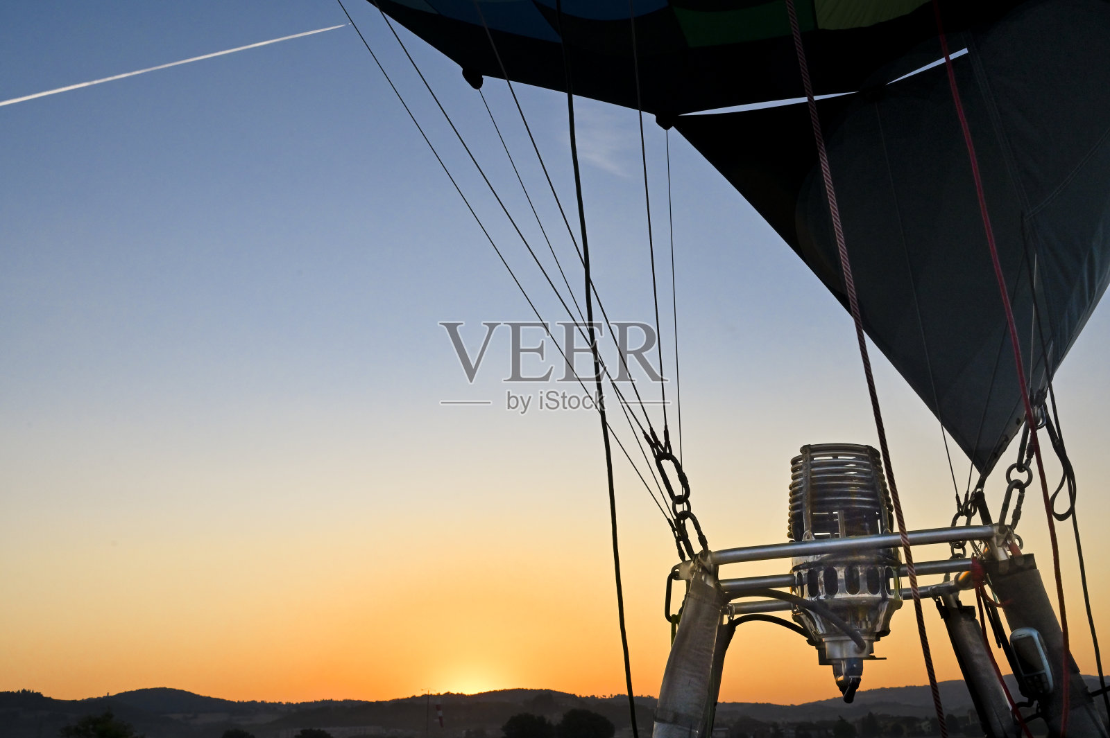 在热气球上看到日出的地平线照片摄影图片