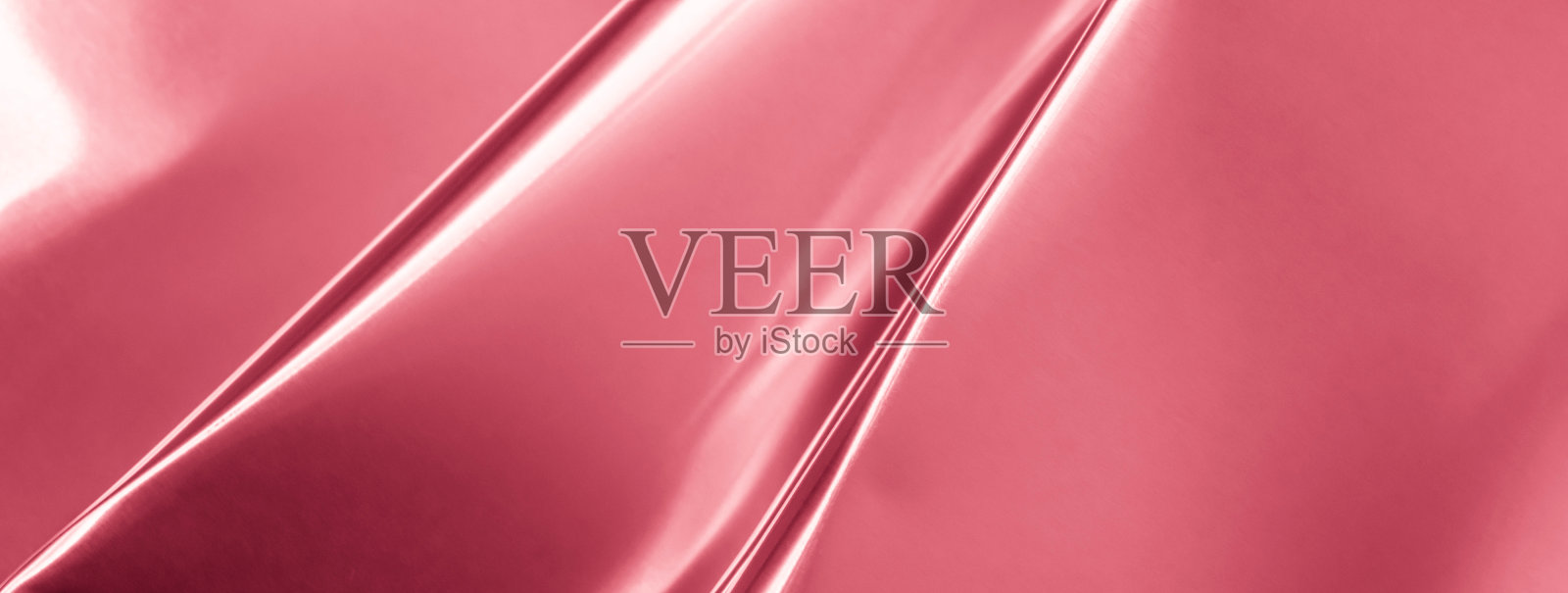 红色弯曲的金属板，有明显的纹理。背景照片摄影图片