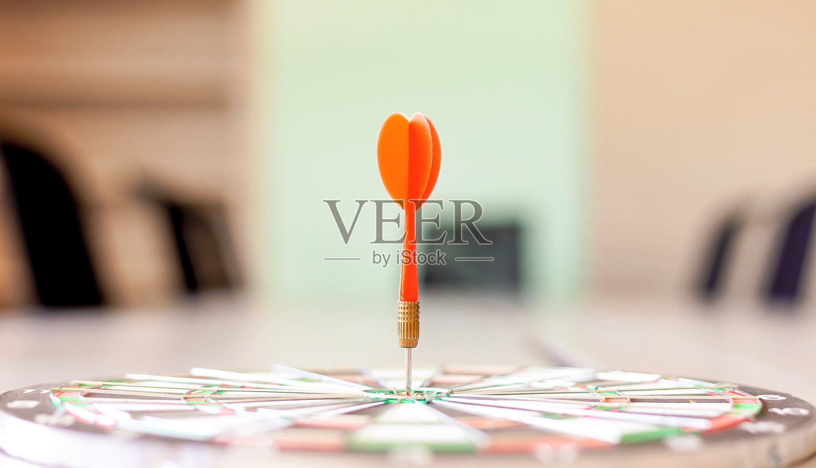 飞镖射向飞镖靶。作为一个商业目标。照片摄影图片