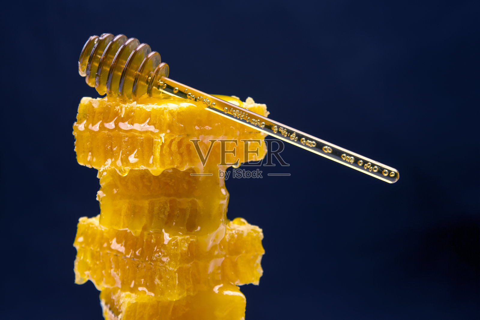 用勺子做的新鲜蜂巢金字塔。维生素有机食品照片摄影图片