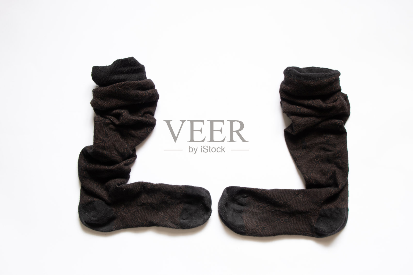 白色底色的棕色脏袜子，老妇人的及膝袜照片摄影图片