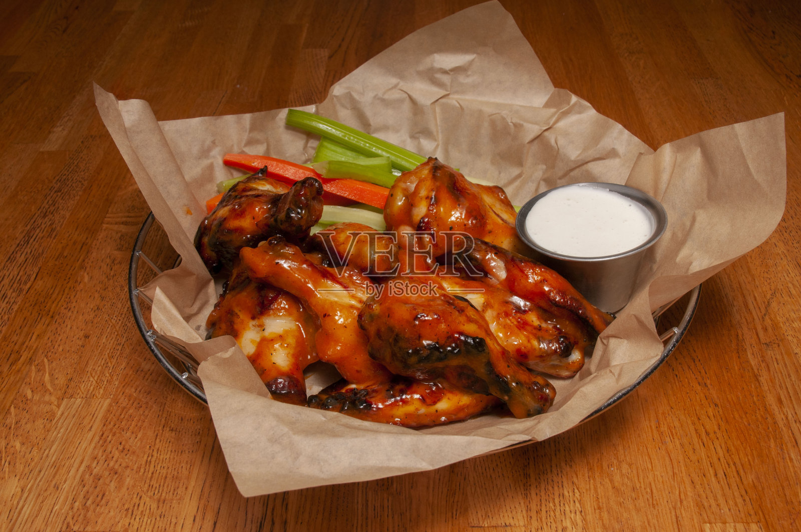 热烤鸡翅照片摄影图片