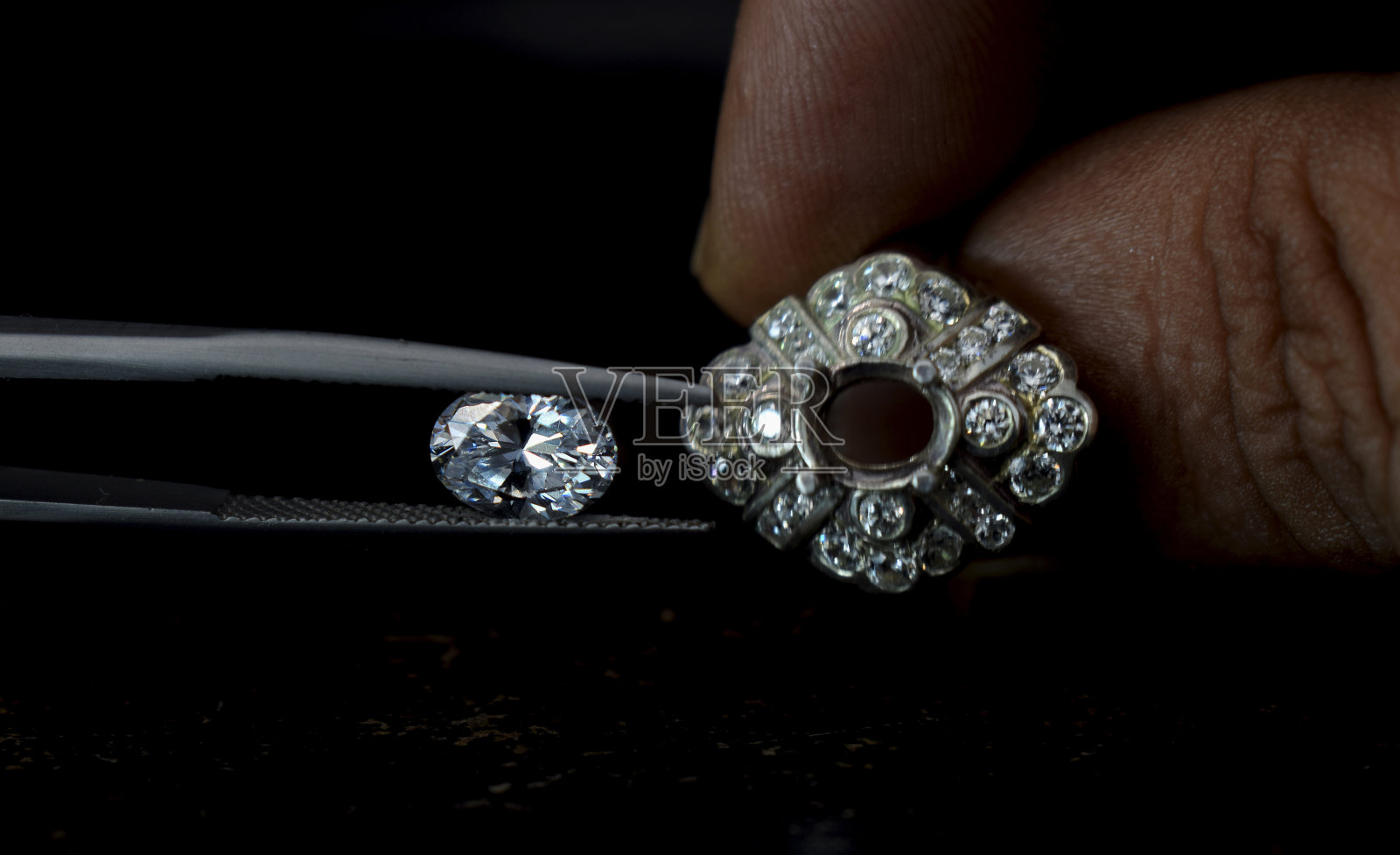 一枚镶有钻石的白金戒指照片摄影图片