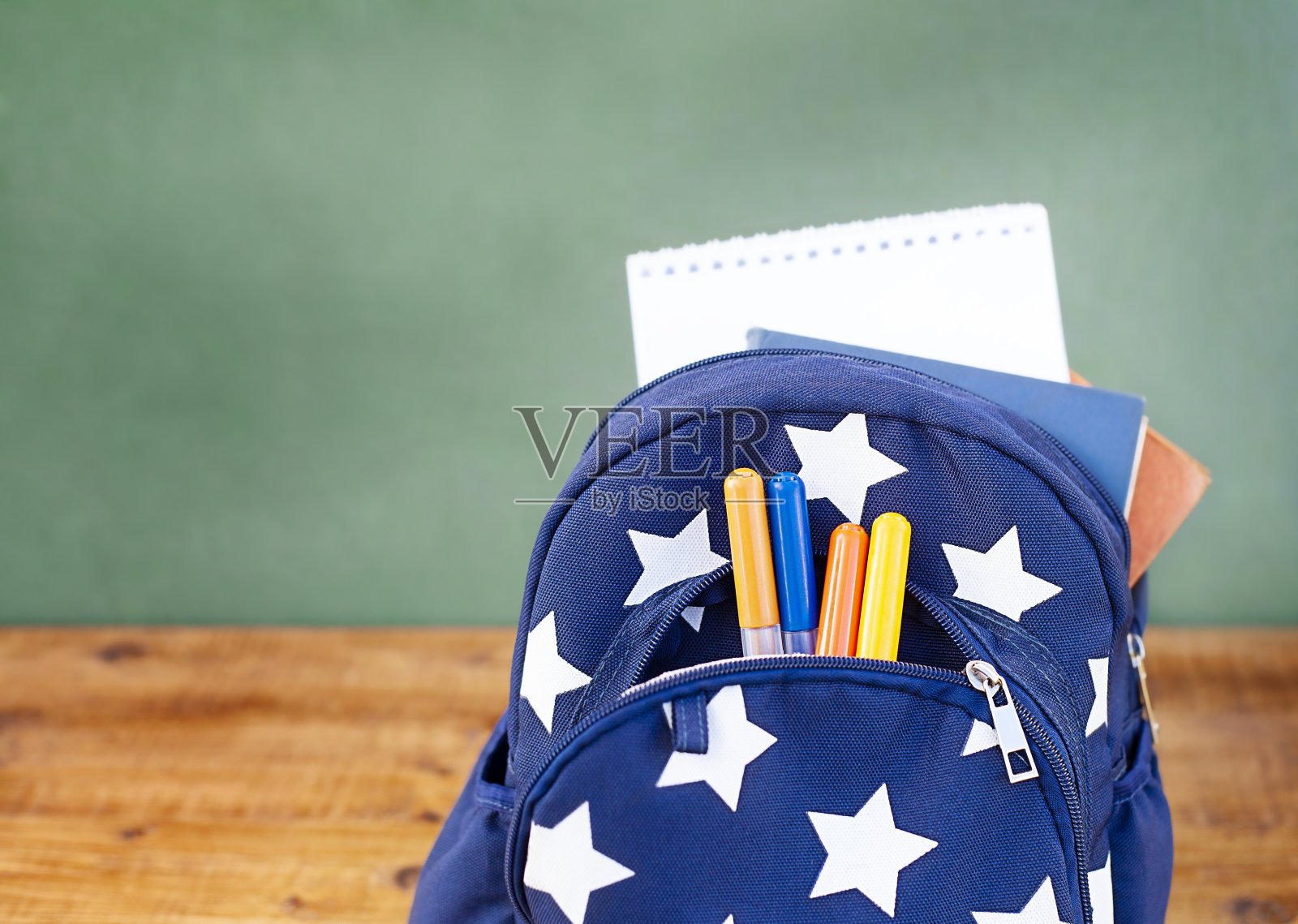 带学习用品的背包照片摄影图片