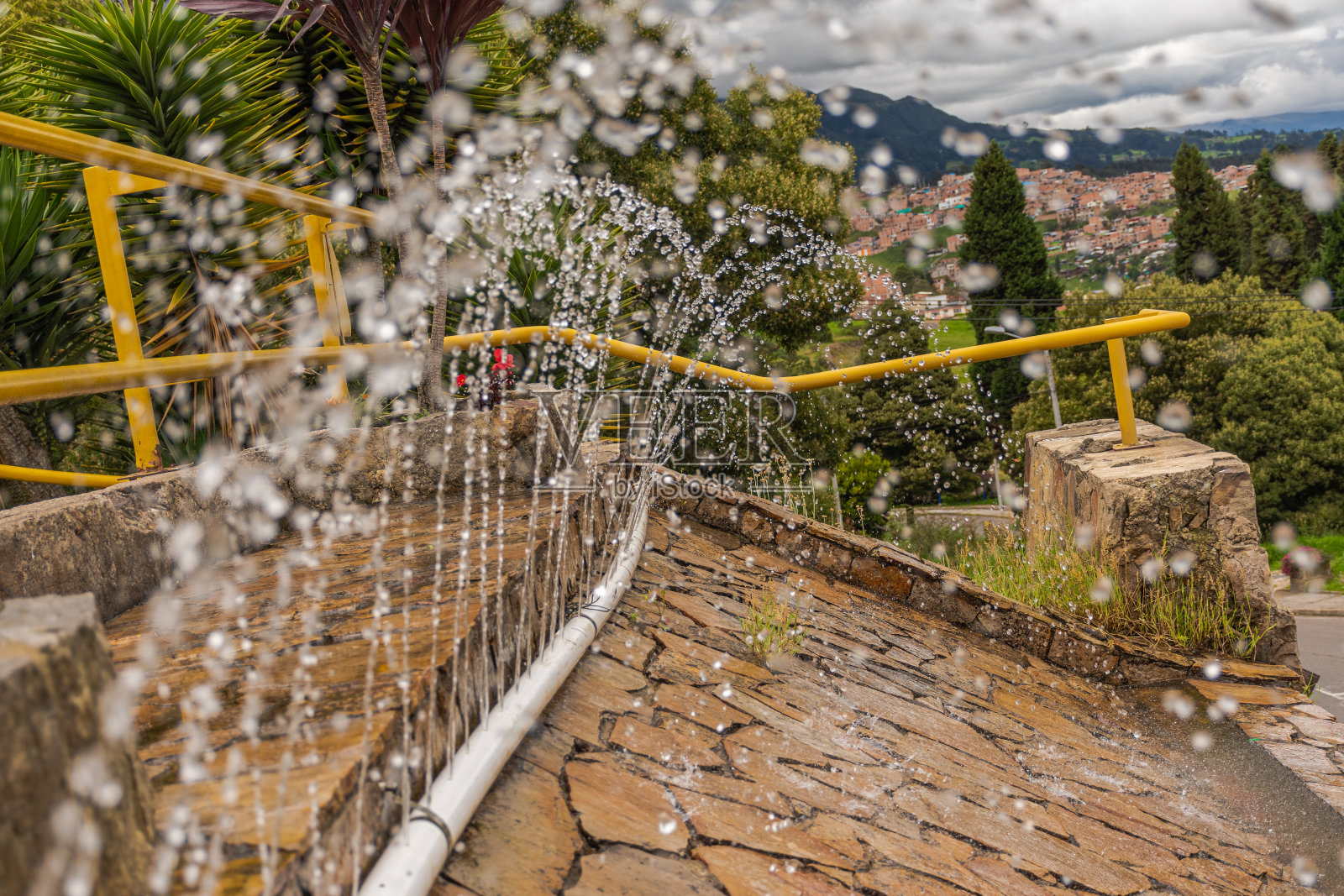 装饰盐大教堂景观的水柱照片摄影图片