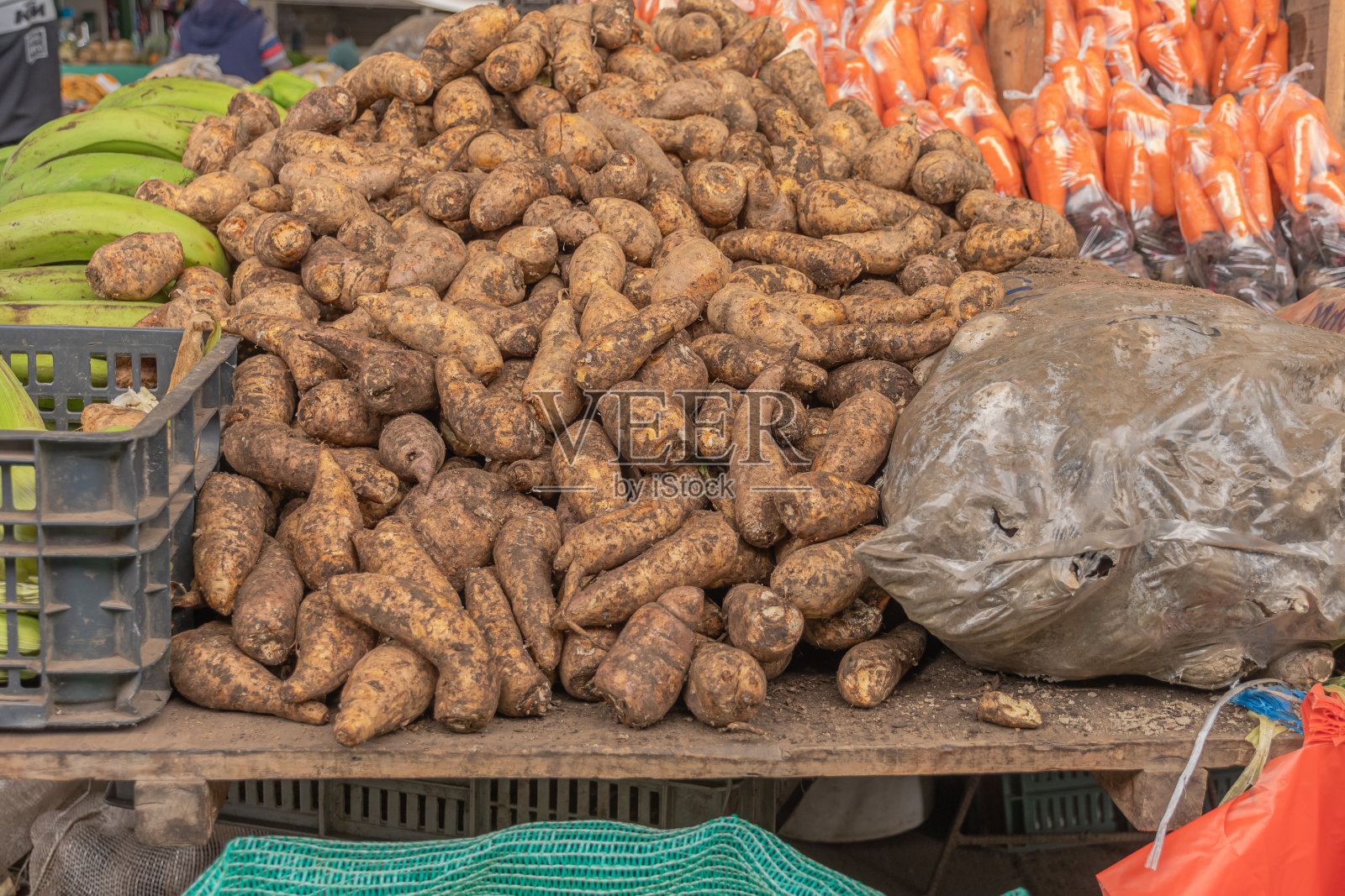 正在市场上进行商业化的新鲜产品(水果、蔬菜、豆类、蔬菜等)照片摄影图片