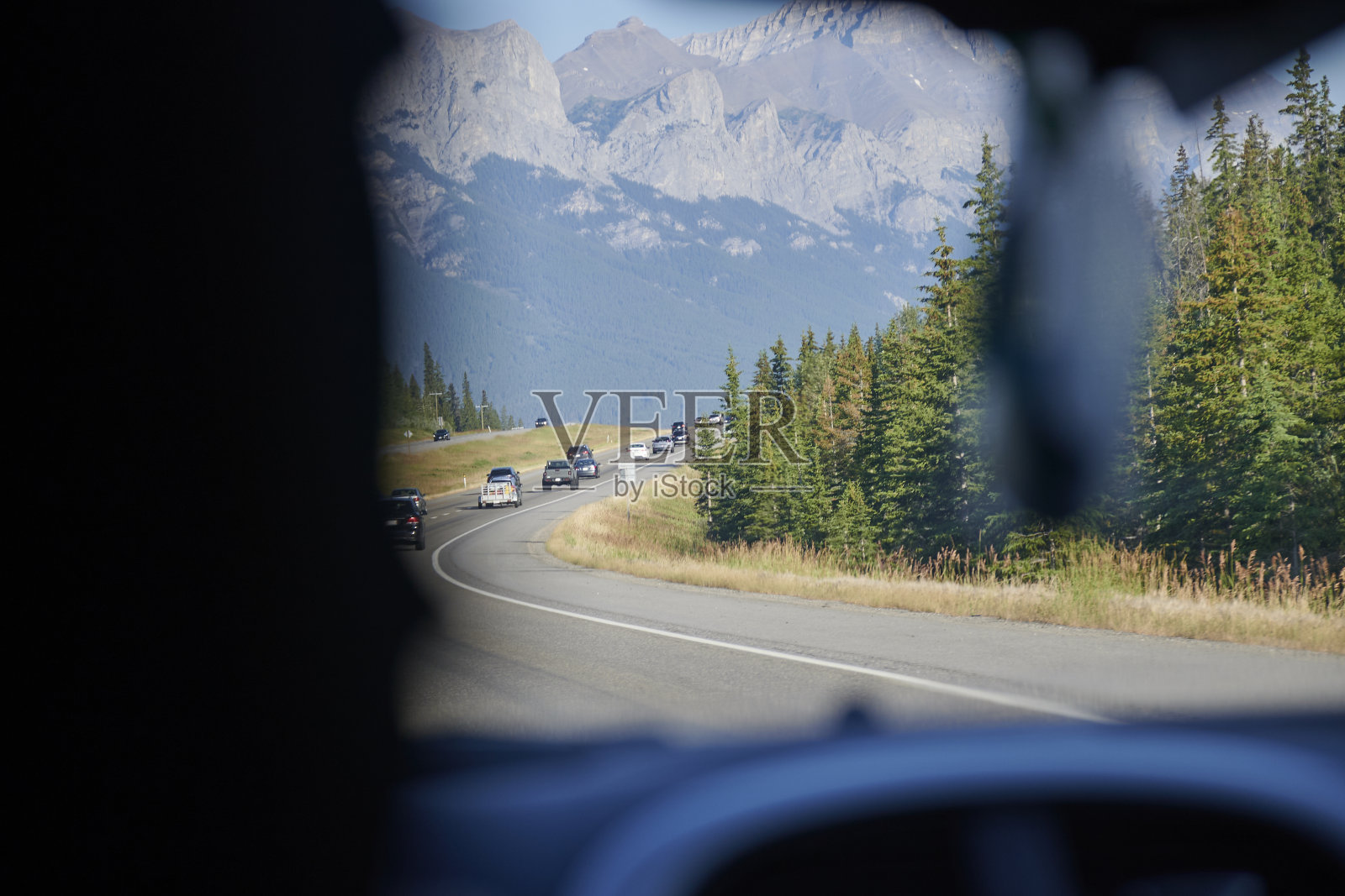 从汽车的前窗望去，直往山上看比赛照片摄影图片