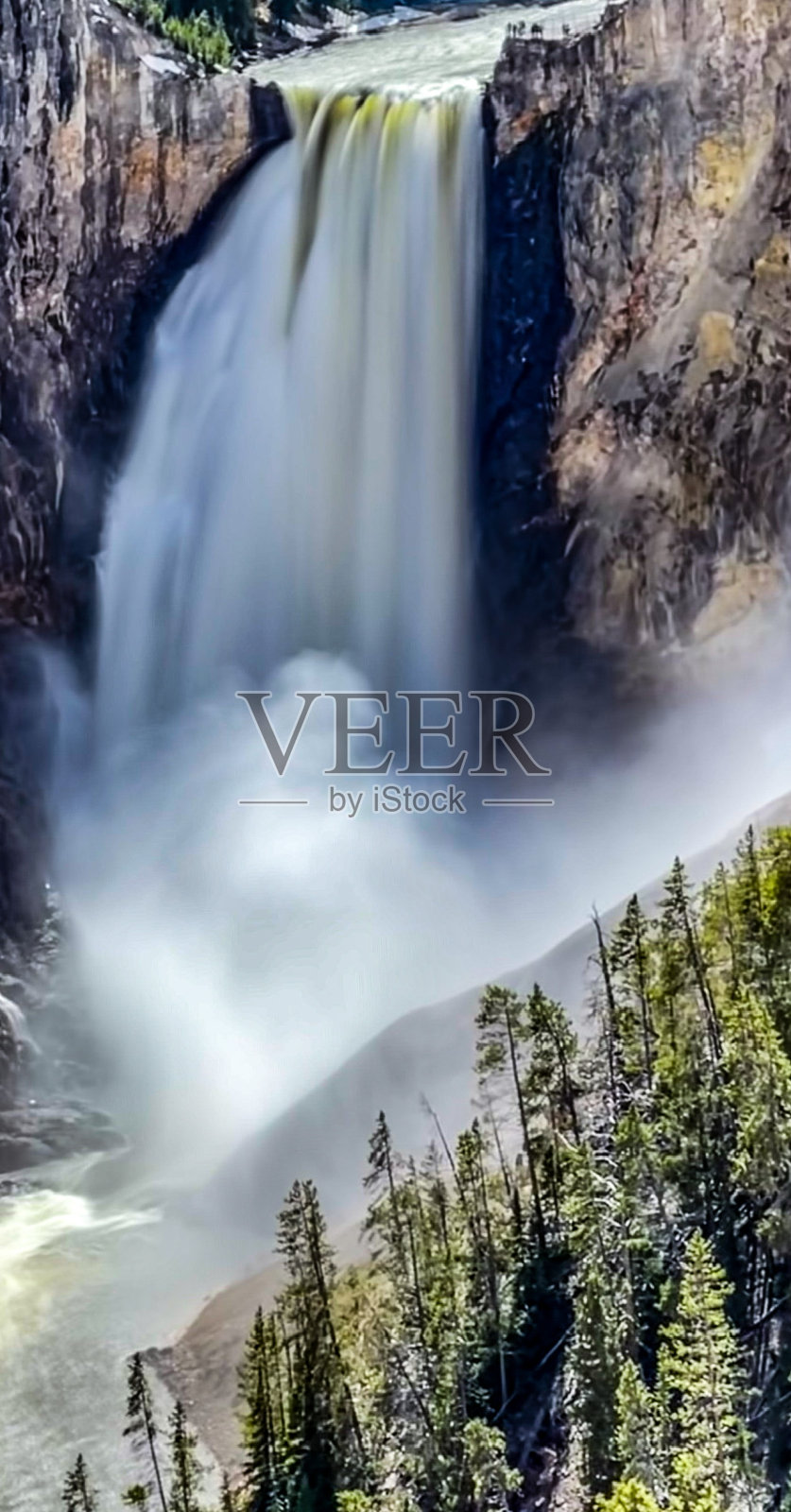 黄石公园较低的瀑布位于黄石国家公园的大峡谷照片摄影图片