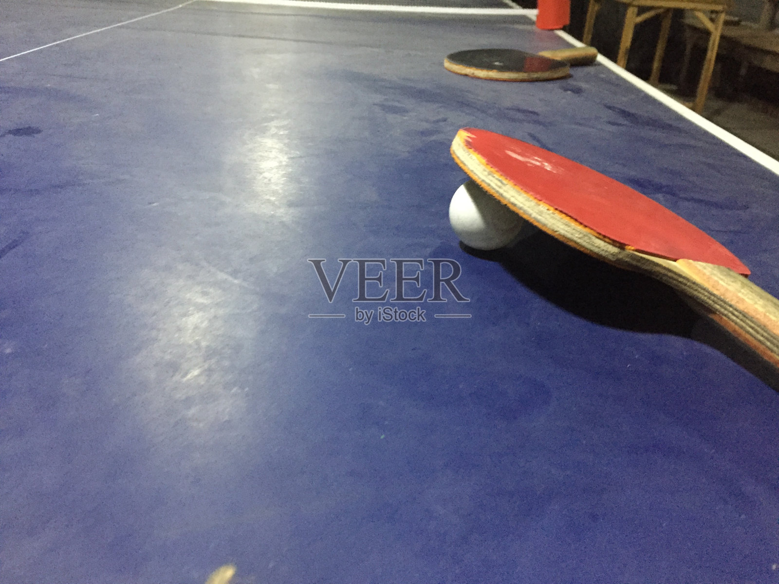 地板上的滑板特写镜头照片摄影图片