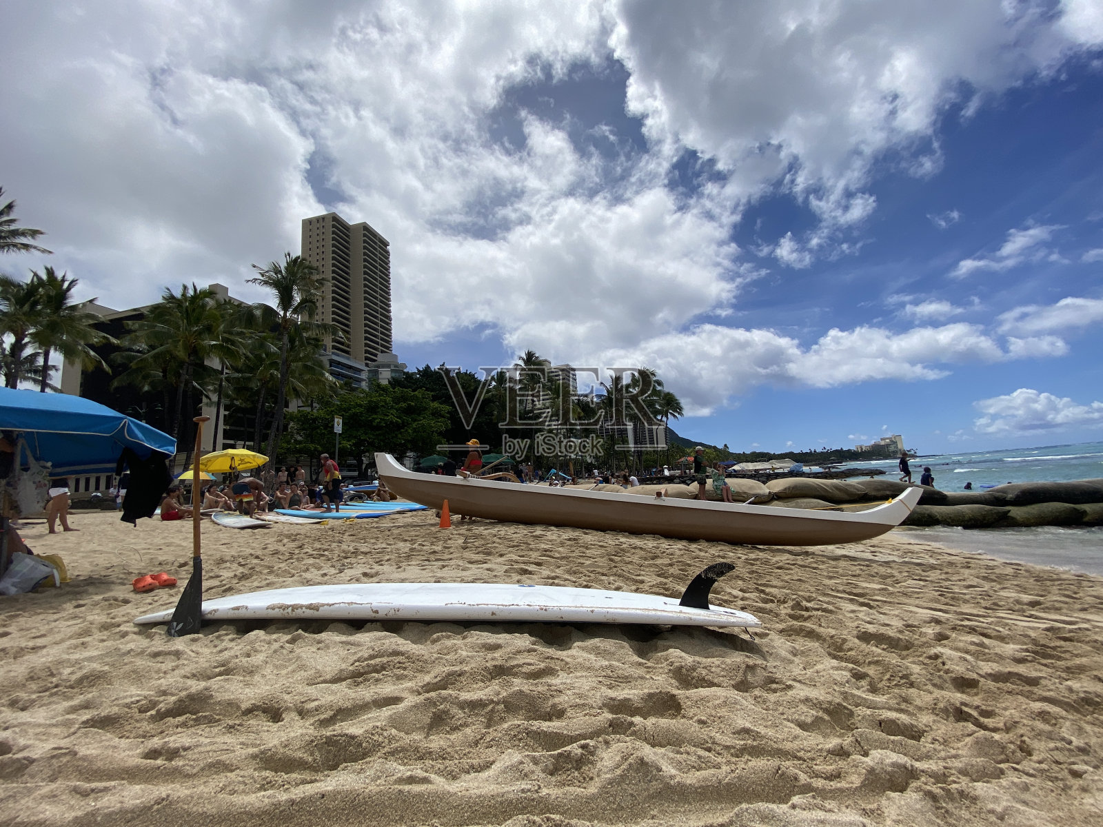 威基基海滩的冲浪板和Hokule'a照片摄影图片