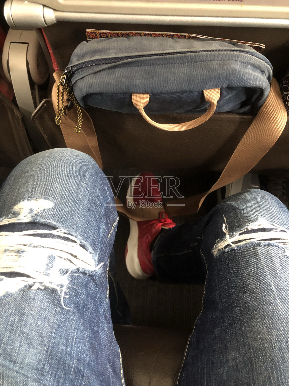 坐在飞机上照片摄影图片