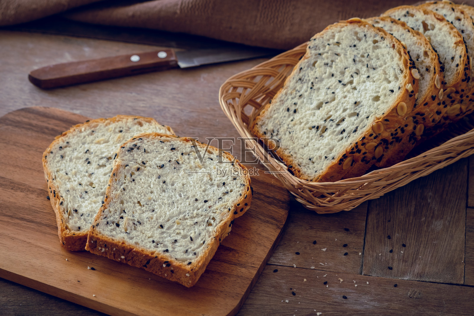 全谷物面包片放在木板上照片摄影图片