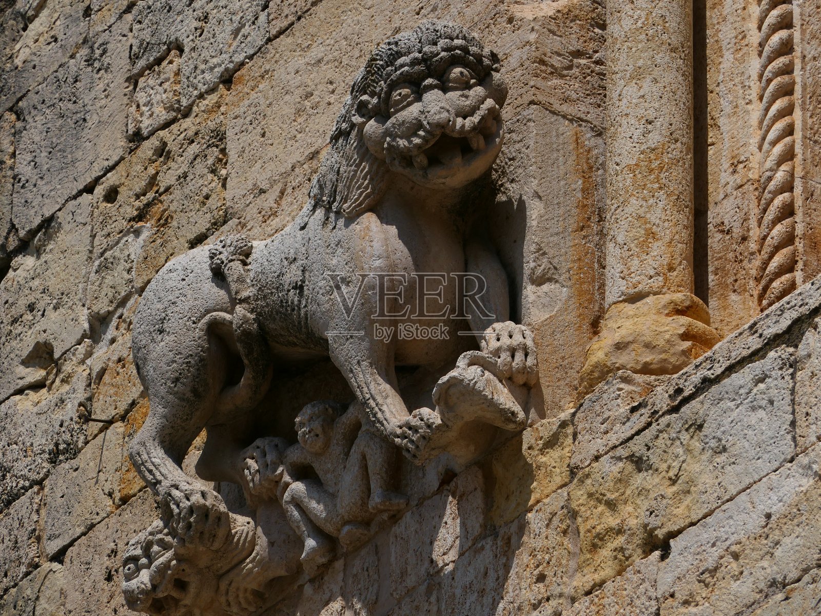 圣彼得修道院的正面，Besalù，加泰罗尼亚照片摄影图片