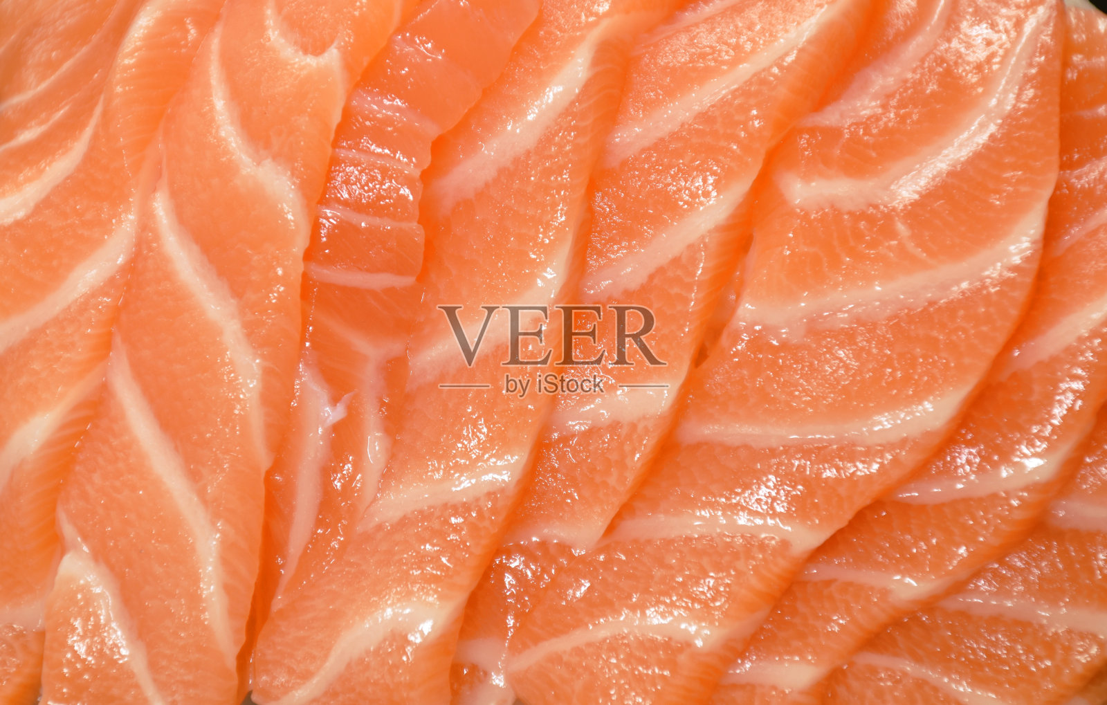 新鲜三文鱼片刺身日本料理，配上切碎的rasish酱，芥末和酱油照片摄影图片