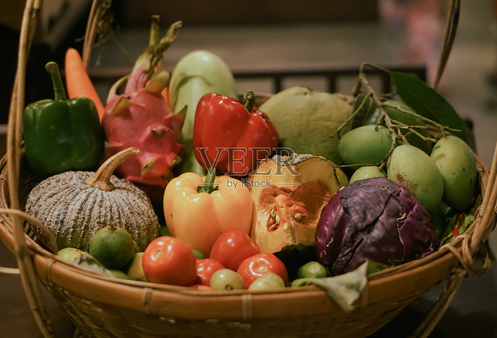 泰国的新鲜蔬菜用竹篮装饰照片摄影图片