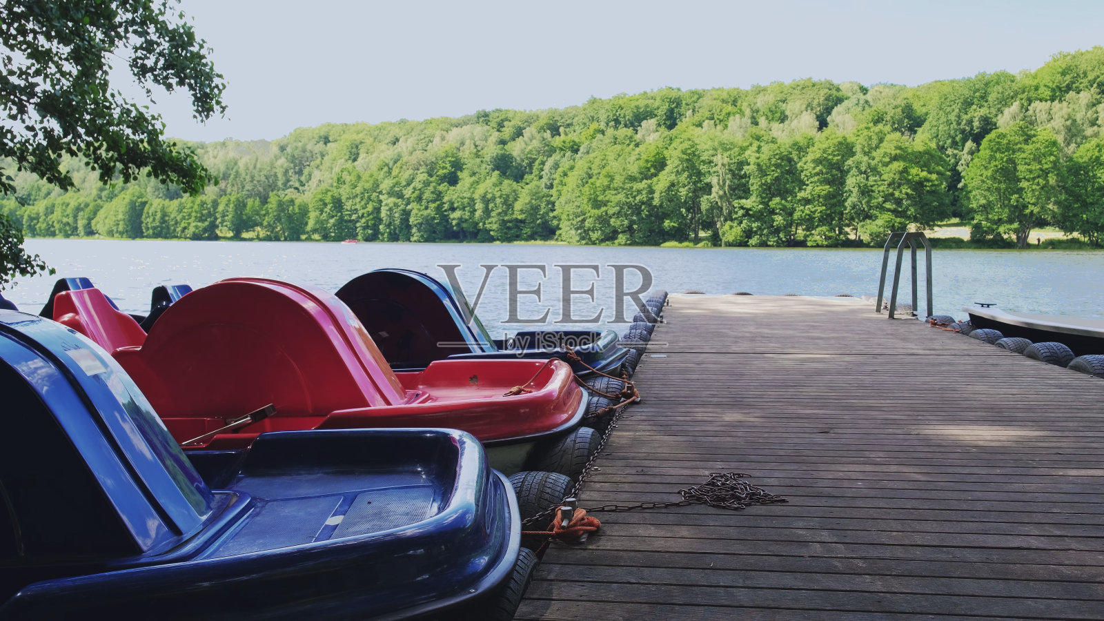 风景如画的湖港，停靠在木制码头码头的水上自行车照片摄影图片