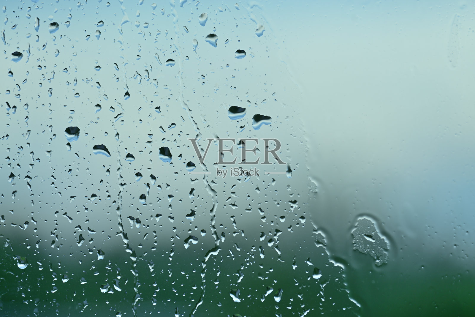 雨滴落在窗户上的特写照片摄影图片