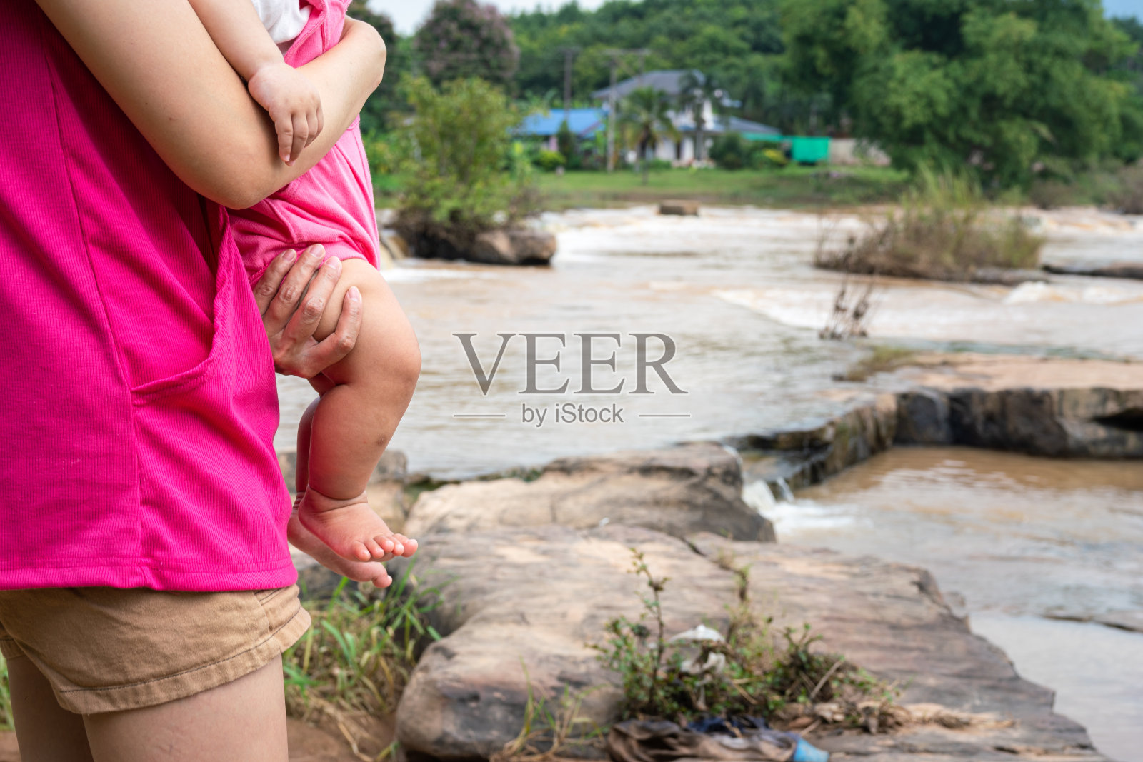 一位母亲抱着一个婴儿——宝宝的假期。照片摄影图片