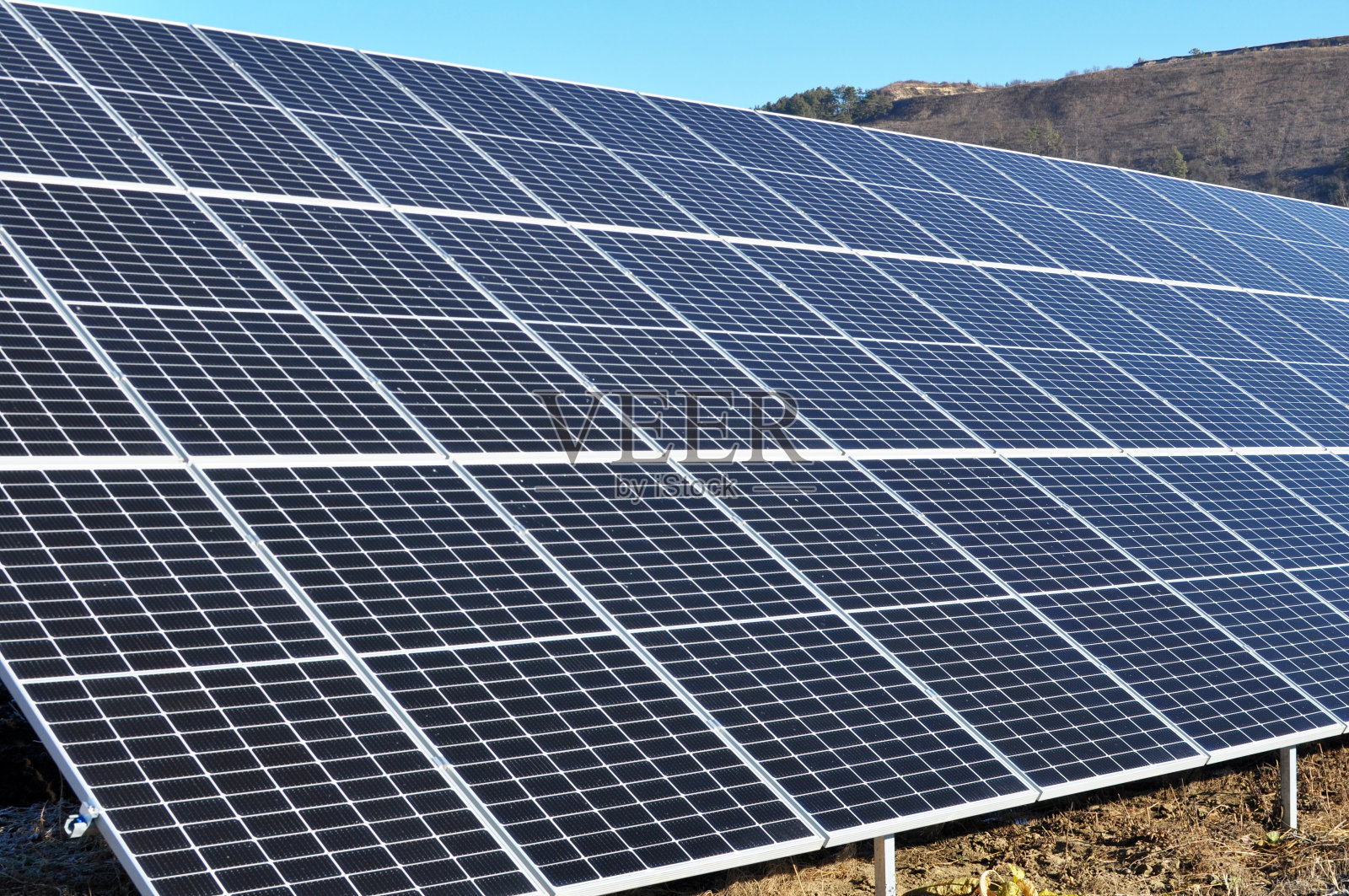 用于吸收太阳能的预制面板。照片摄影图片