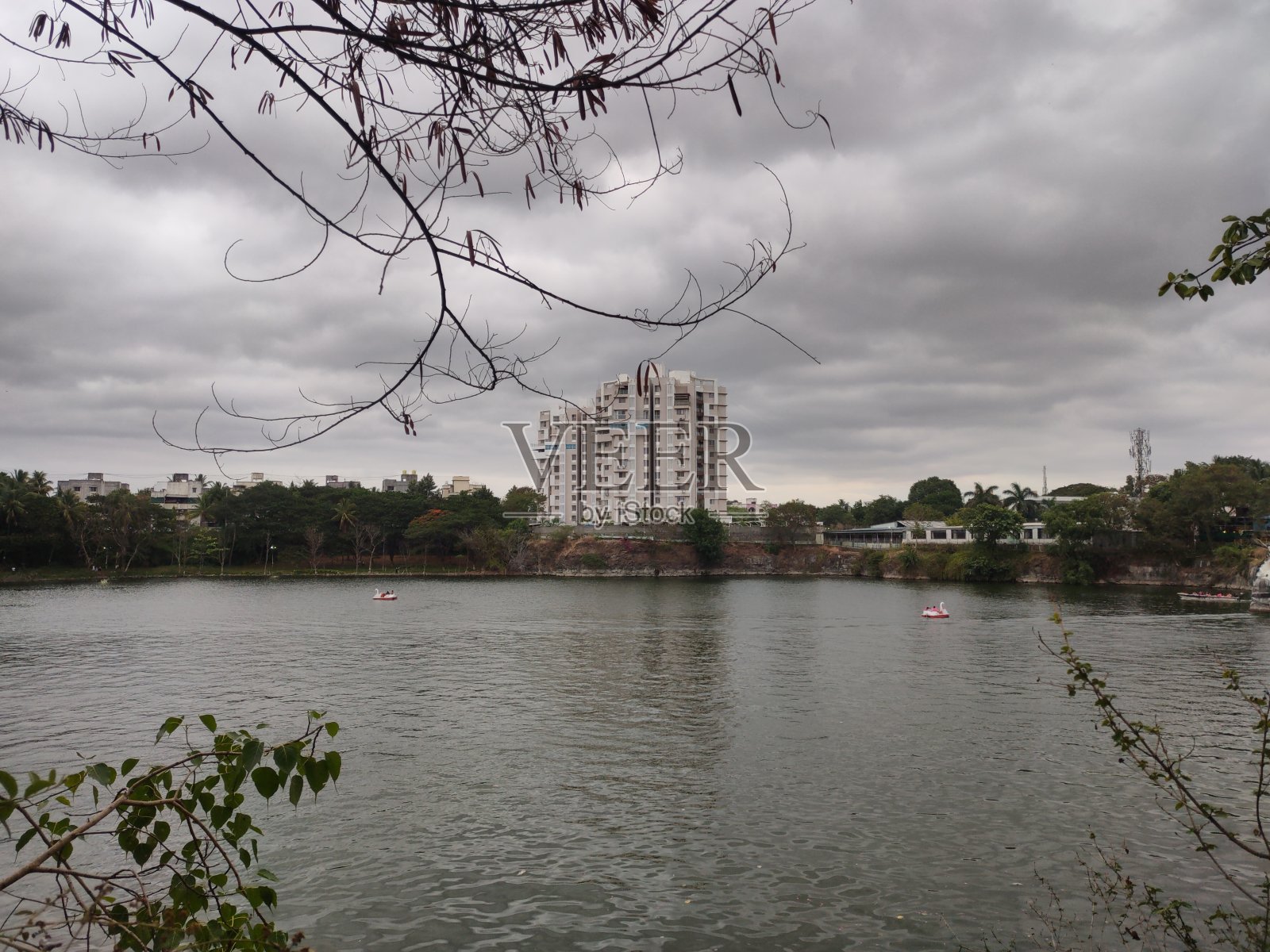 湖和湖边的公寓照片摄影图片