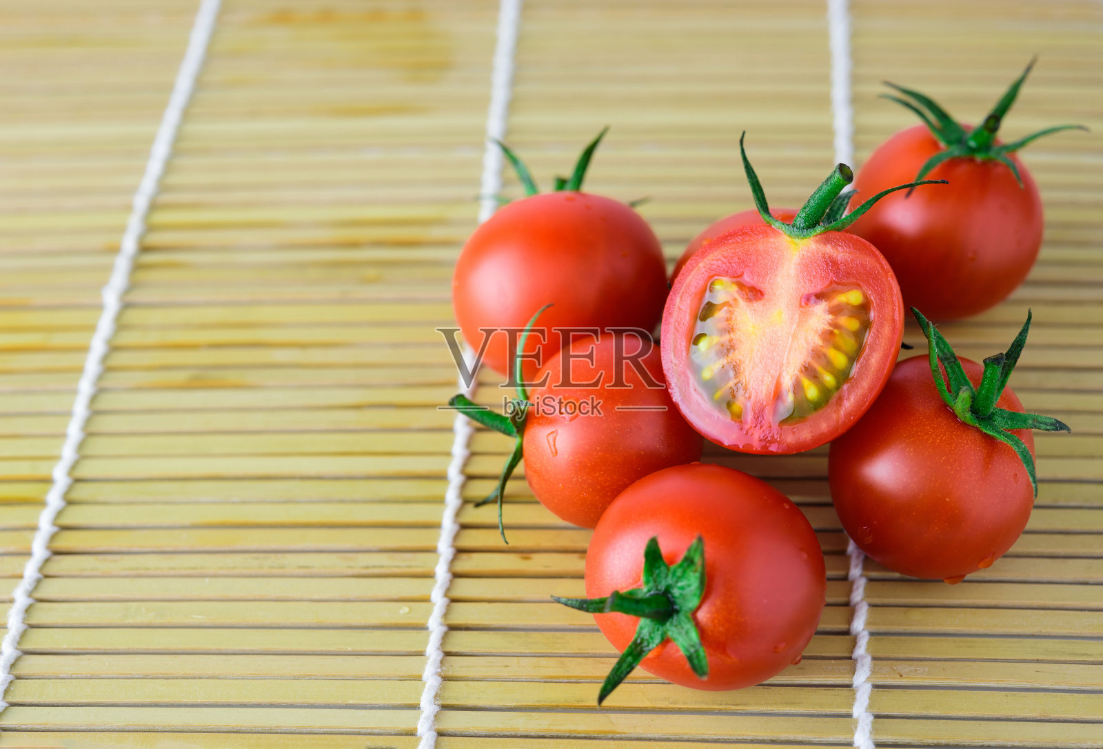 新鲜的番茄在木材的背景照片摄影图片