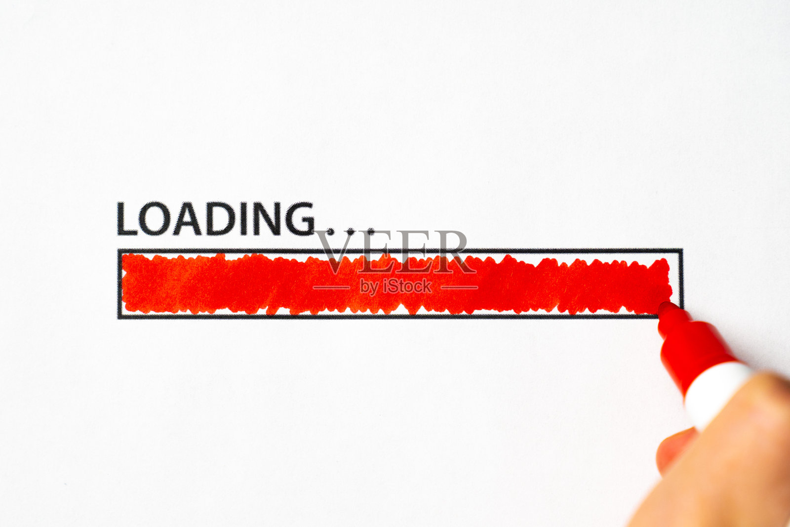 加载线。下载过程。一只手拿着红色记号笔在白纸上画着装载条照片摄影图片