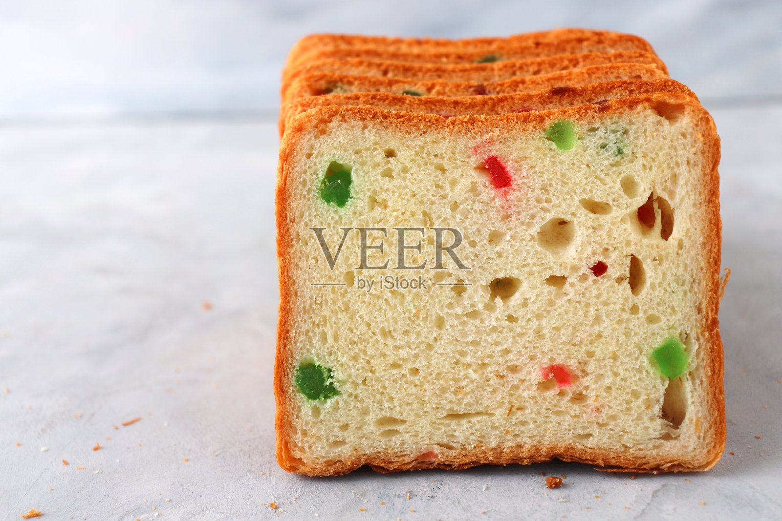 磅干水果片蛋糕或面包。印度Tutti Frutti面包，选择性集中。与复制空间照片摄影图片