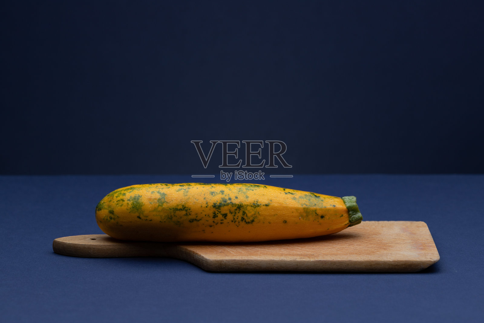 切菜板上的南瓜照片摄影图片