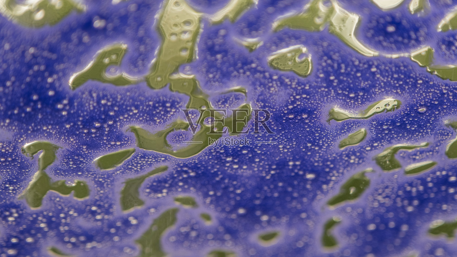 洗车后的车窗上有白色的肥皂泡沫。摄影，洗发水条纹的概念。照片摄影图片