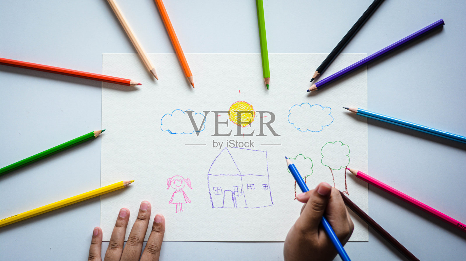 孩子们正在使用木制颜料。照片摄影图片