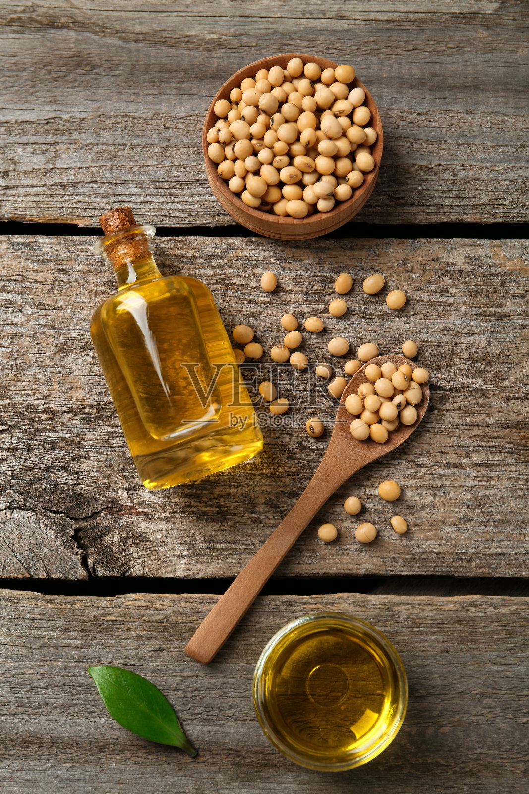 用大豆油平铺在木桌上照片摄影图片