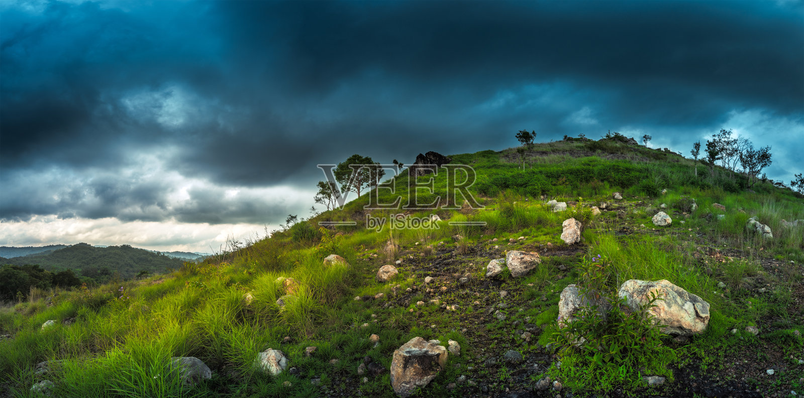 泰国的绿山与风暴云照片摄影图片