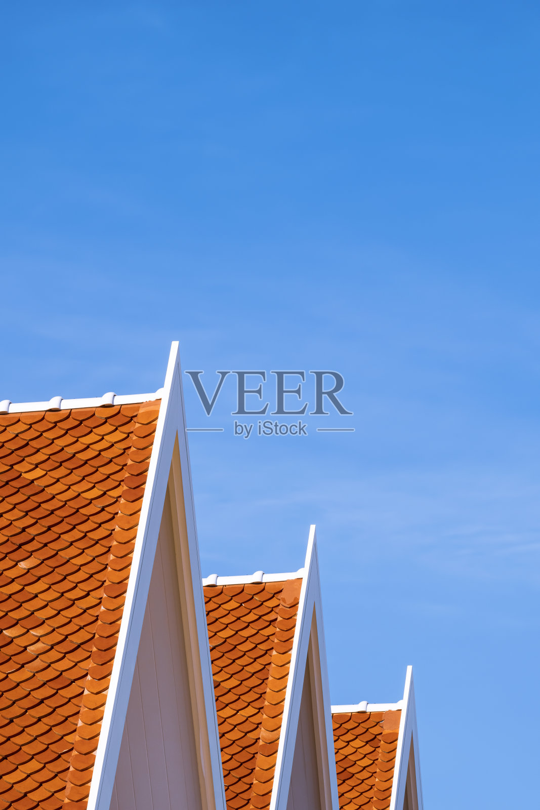 泰国传统亭子的3个山墙顶对着蓝天的透视侧视图和垂直框架照片摄影图片