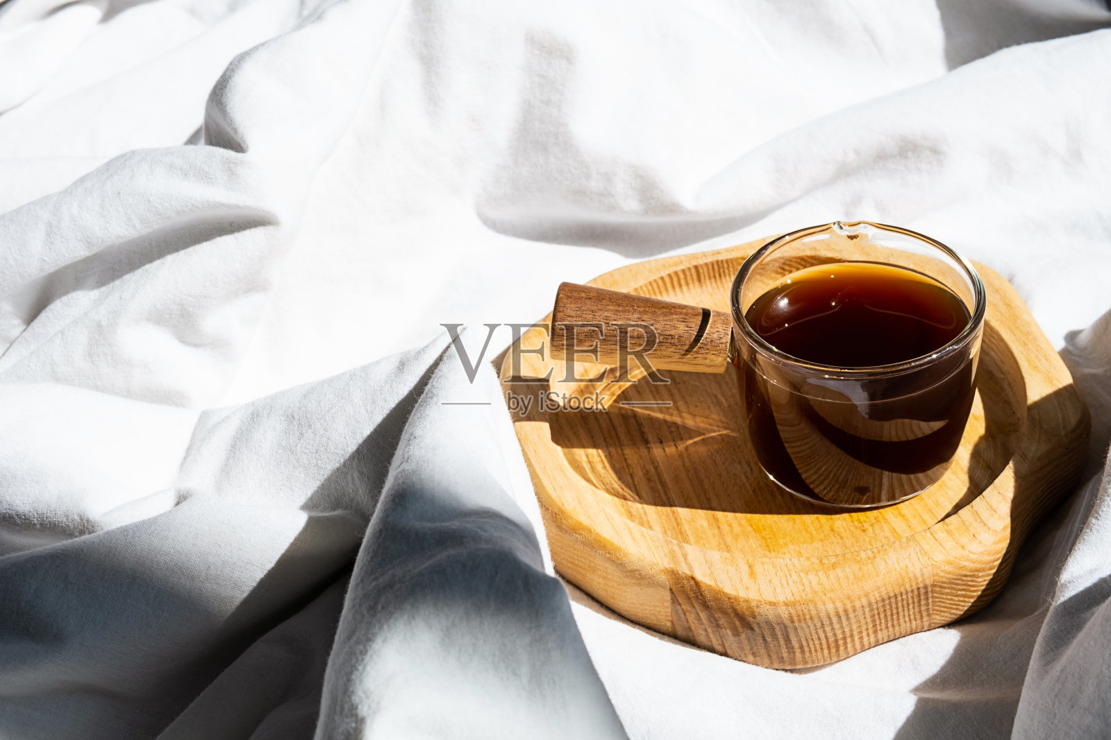舒适的家庭场景，咖啡杯在床上。早上的概念。照片摄影图片