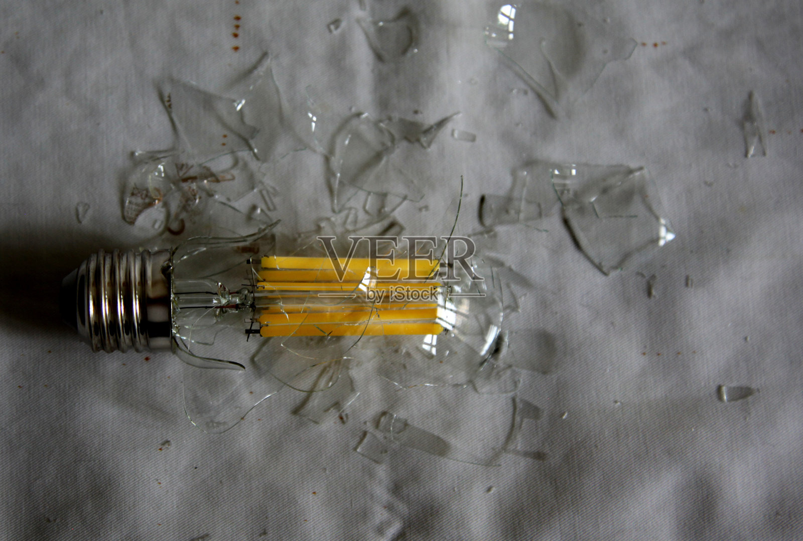 破碎的灯泡照片摄影图片