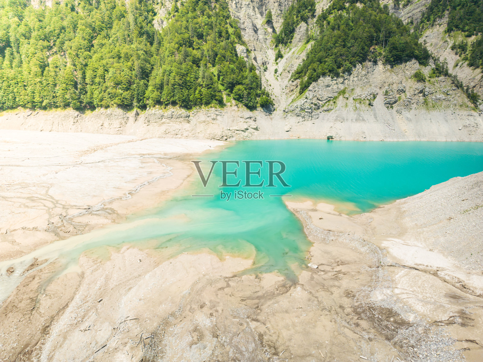 令人惊叹的蓝色湖泊蜥蜴在意大利阿尔卑斯山-无人机拍摄照片摄影图片