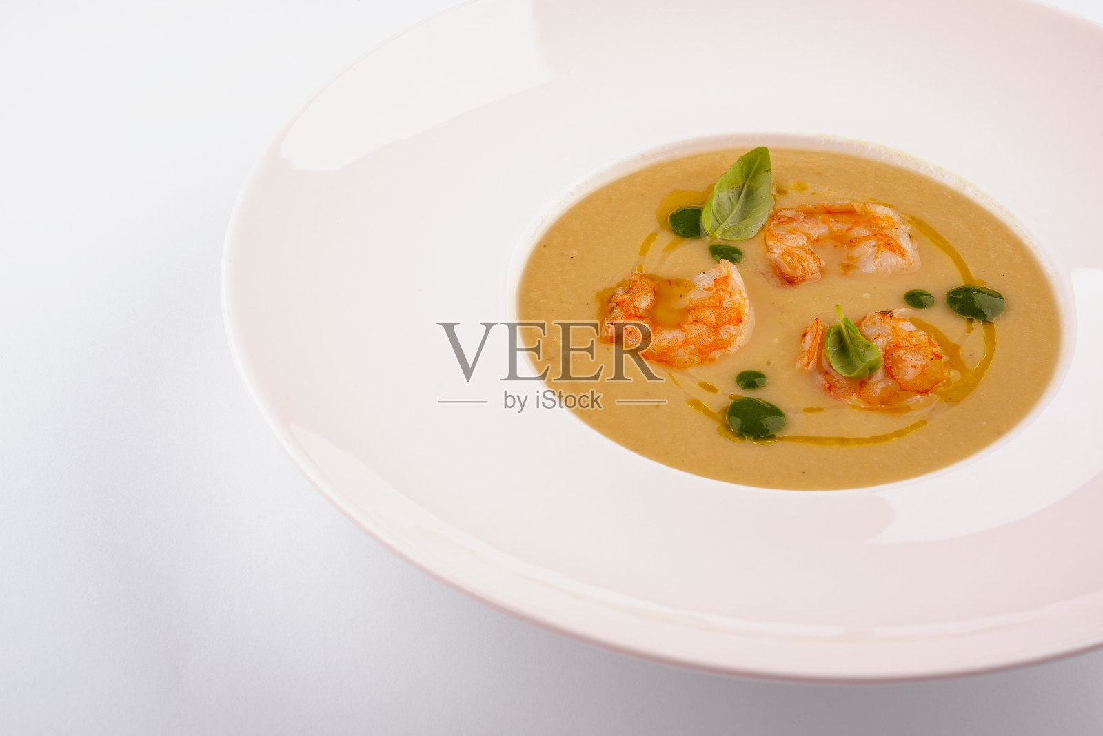 美味的奶油汤和新鲜的虾在桌上照片摄影图片
