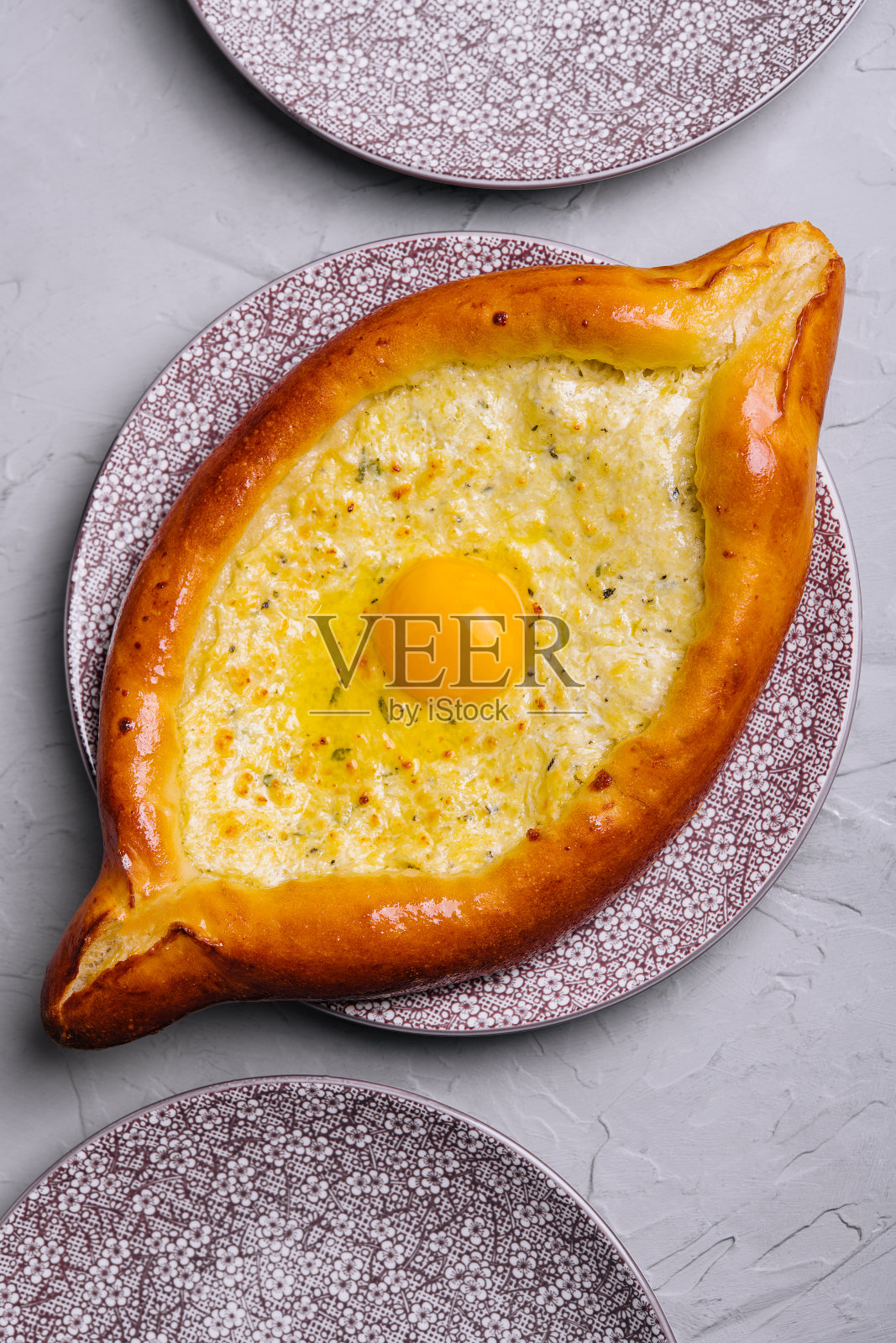 格鲁吉亚菜ajaruli khachapuri -格鲁吉亚面包加鸡蛋和白软干酪照片摄影图片