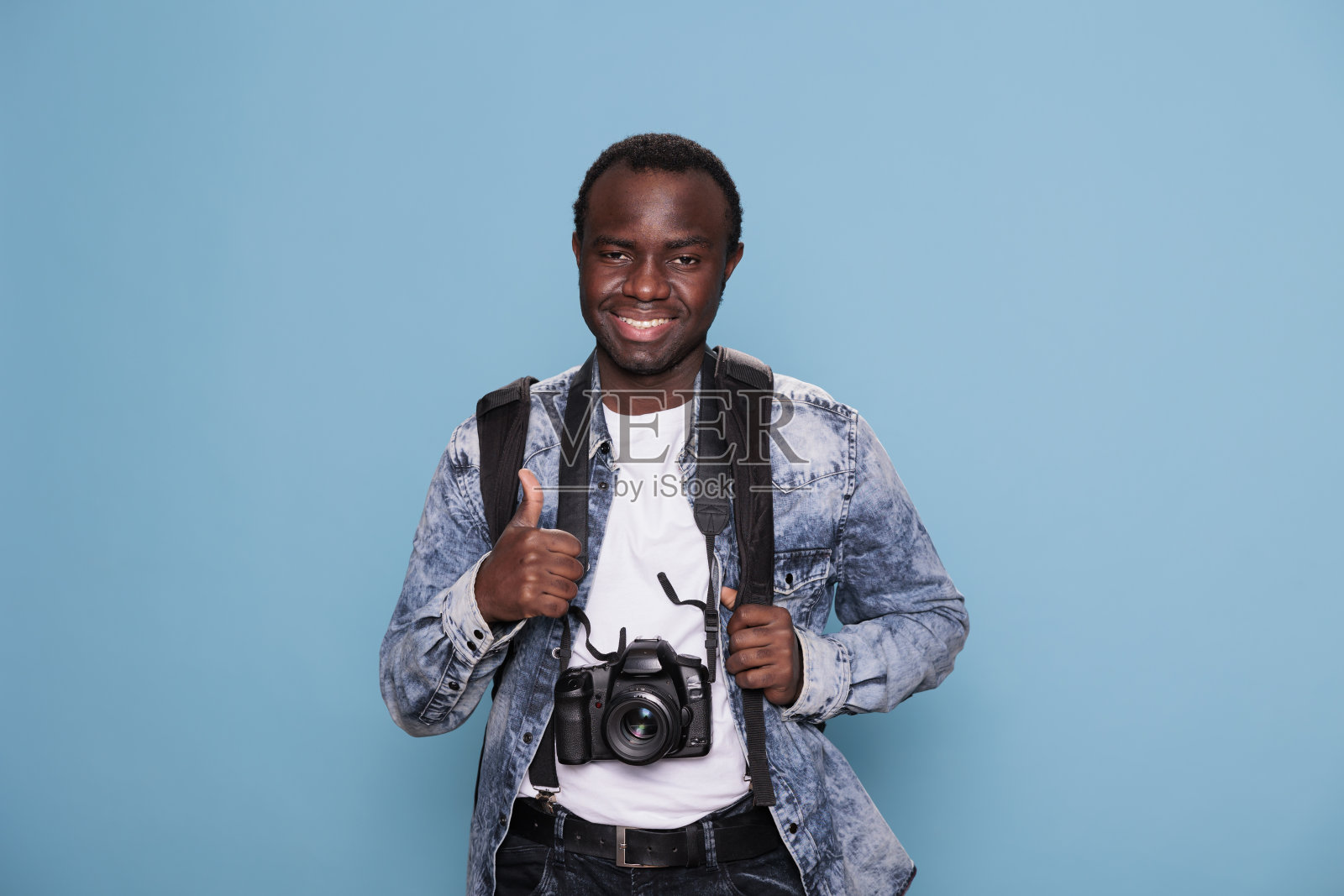 快乐的摄影爱好者与数码单反照片设备给予okay批准的手符号照片摄影图片