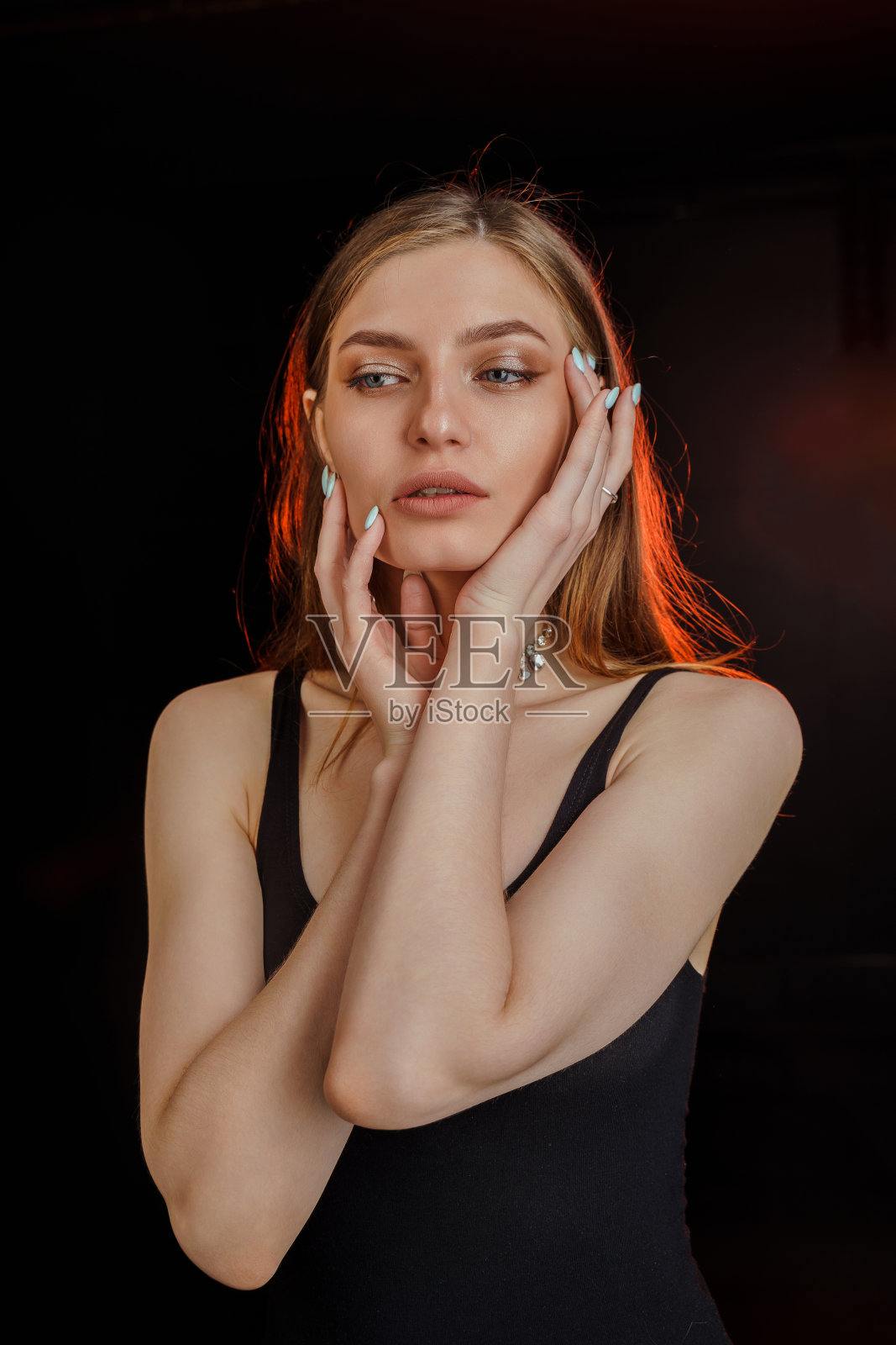 年轻漂亮女人的画像深色头发，蓝眼睛。照片摄影图片