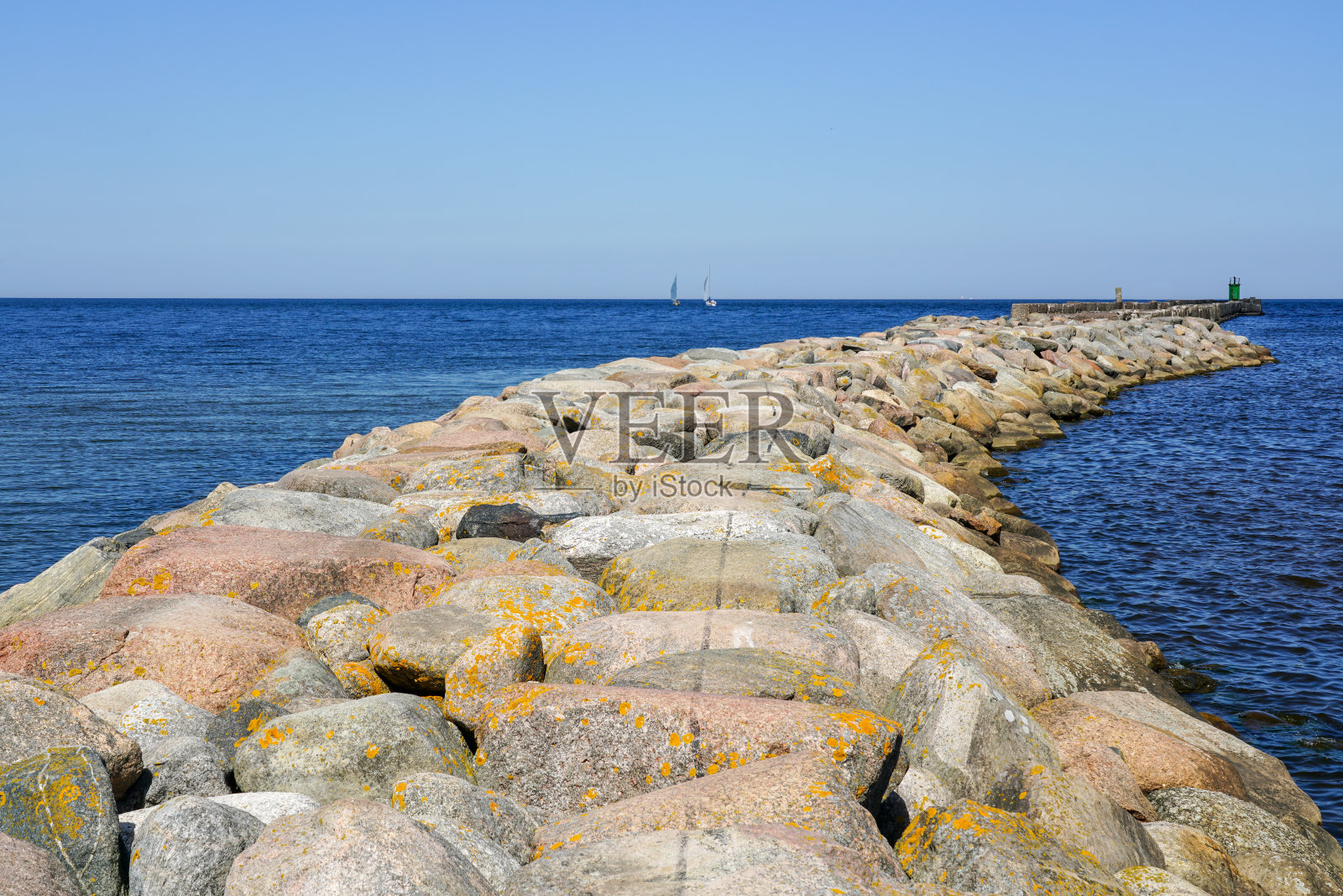 一堆堆大石头一直延伸到波罗的海，清澈的蓝天一直延伸到天边照片摄影图片
