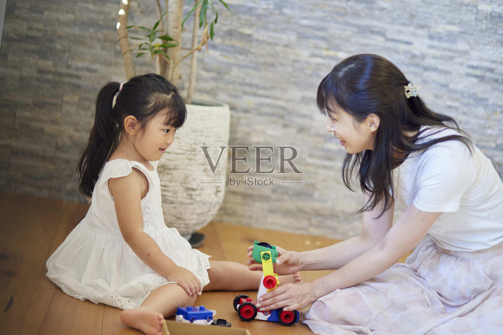 年轻的妈妈和3岁的女儿照片摄影图片